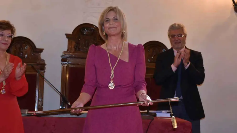 Mar&iacute;a Jos&eacute; Garc&iacute;a-Pelayo con el bast&oacute;n de mando de la ciudad