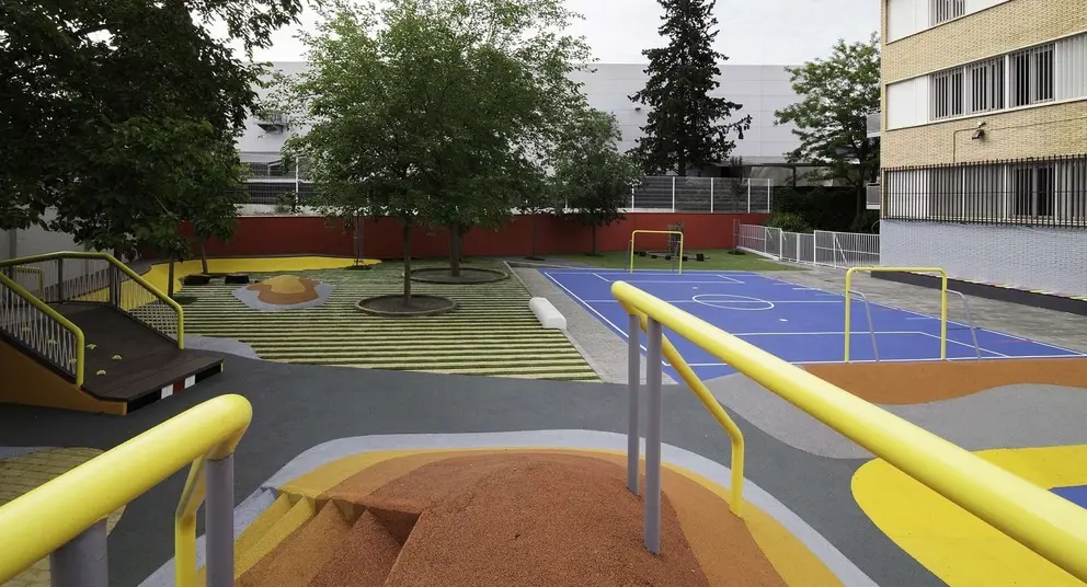 As&iacute; cae el un muro de un colegio en Granada en horario escolar