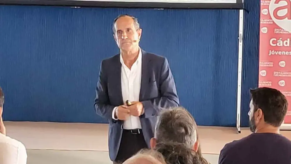 Luis Galindo en la ponencia de AJE C&aacute;diz