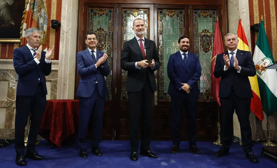 Felipe VI recibe en Sevilla el Premio Jim&eacute;nez-Becerril. "A las v&iacute;ctimas de ETA les debemos mucho"