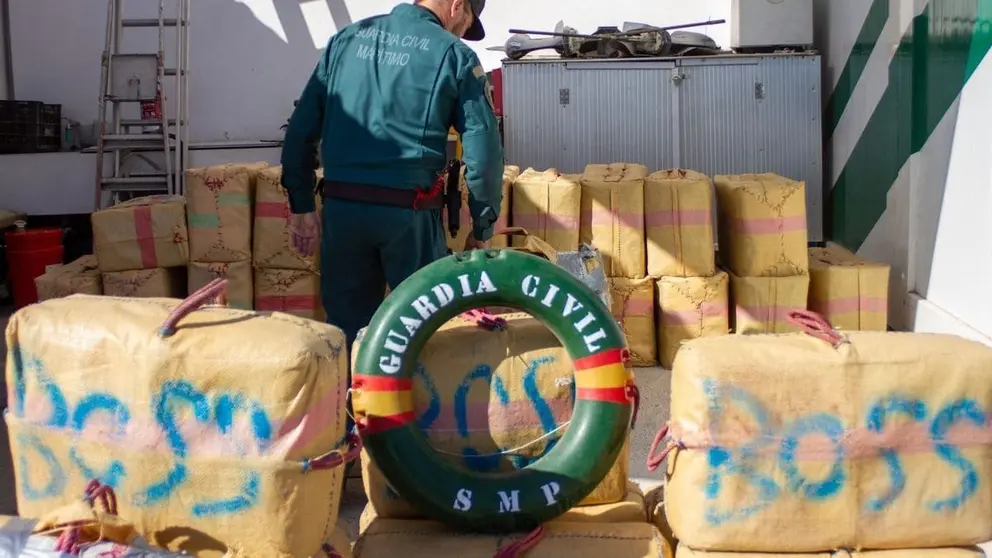 As&iacute; recuperan 35 fardos con m&aacute;s de una tonelada de hach&iacute;s en el fondo del mar en Almer&iacute;a