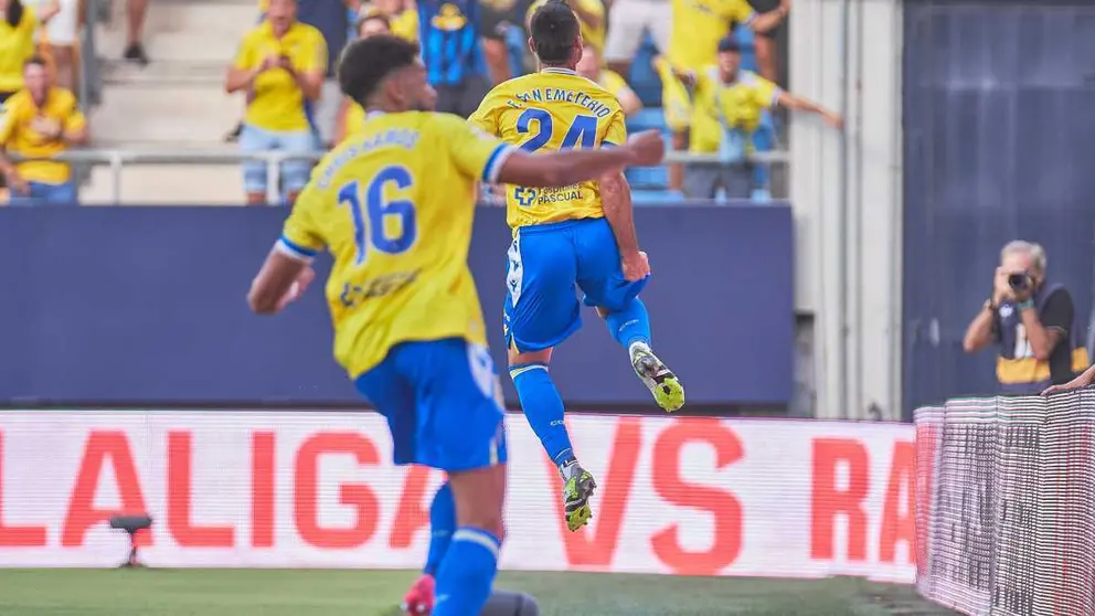 Fede San Emeterio y Chris Ramos celebran el gol del C&aacute;diz CF contra el Deportivo Alav&eacute;s | Salvador L&oacute;pez Medina para El MIRA