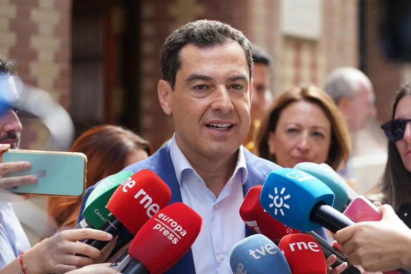 
<p>   SEVILLA, 9 (EUROPA PRESS)</p>
<p>   El presidente de la Junta de Andaluc&iacute;a, Juanma Moreno, ha asegurado que Andaluc&iacute;a est&aacute; "preparada y en coordinaci&oacute;n" con los gobiernos espa&ntilde;ol y marroqu&iacute; para ayudar en el &aacute;mbito material, humano y t&eacute;cnico tras el terremoto acontecido en el pa&iacute;s africano la madrugada de este s&aacute;bado, toda vez que ha mostrado "la m&aacute;xima solidaridad" desde el territorio andaluz.</p>
<p>   As&iacute; se ha manifestado Moreno este s&aacute;bado en Sevilla, en una atenci&oacute;n a medios previa a la final del Torneo Challenger ATP 125 Copa Sevilla de Tenis.</p>
<p>   "Marruecos es un pa&iacute;s vecino al que queremos y apreciamos. Desde Andaluc&iacute;a mostramos la m&aacute;xima solidaridad, cari&ntilde;o y apoyo", ha resaltado el presidente del Ejecutivo andaluz.</p>
<p>   En esta l&iacute;nea, ha enviado un mensaje de esperanza, deseando "que no haya una r&eacute;plica y que el recuento de fallecidos no sea m&aacute;s amplio de lo que ya conocemos".</p>
<p>   El presidente andaluz ha asegurado que la ayuda desde la comunidad aut&oacute;noma "est&aacute; preparada esperando a que lo soliciten las autoridades locales", toda vez que ha advertido que "van a ser unas semanas duras de rescate y reconstrucci&oacute;n".</p>
      