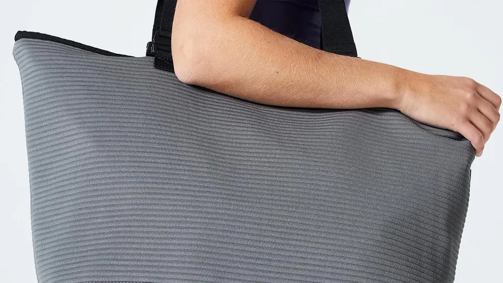 Decathlon entra en el mundo de la moda de bolsos grandes para pasear por ciudad