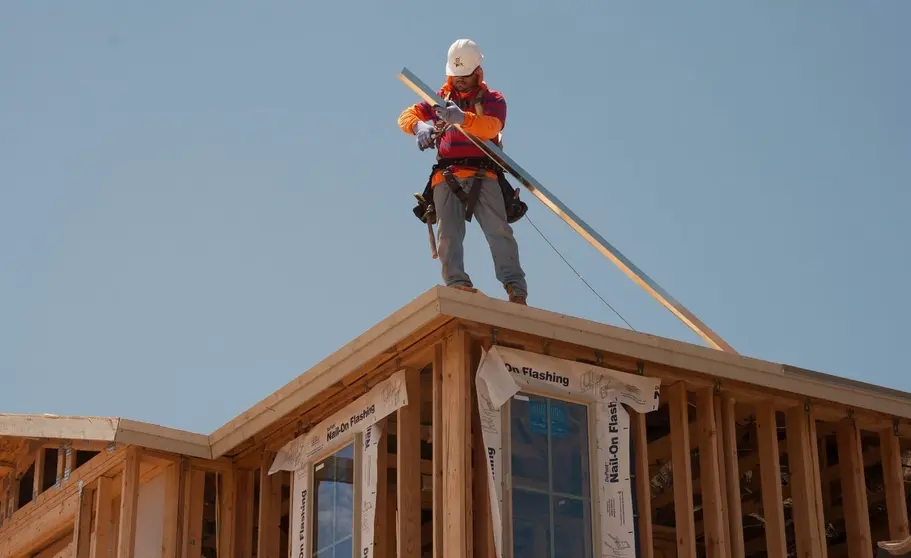 Muere un trabajador tras caer desde un tejado en Granada