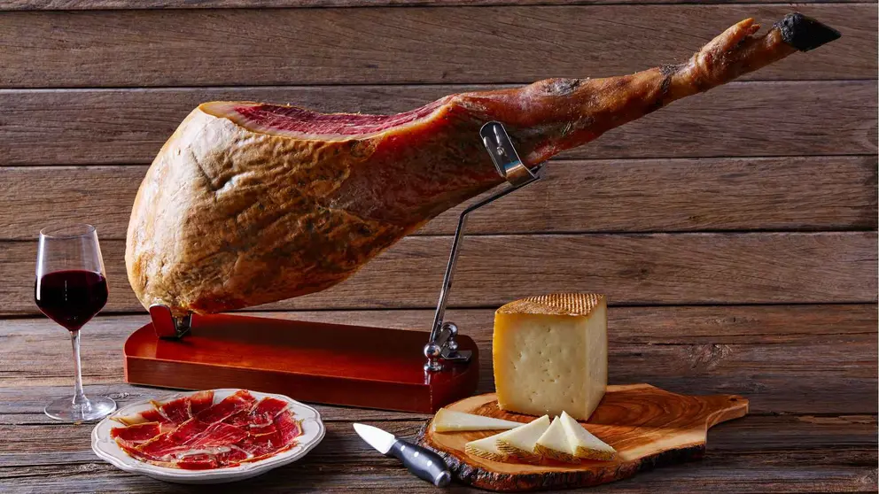 Jam&oacute;n ib&eacute;rico 100% de bellota Esencia&uacute;nica pieza 6,7 kg de COVAP y queso curado de oveja
