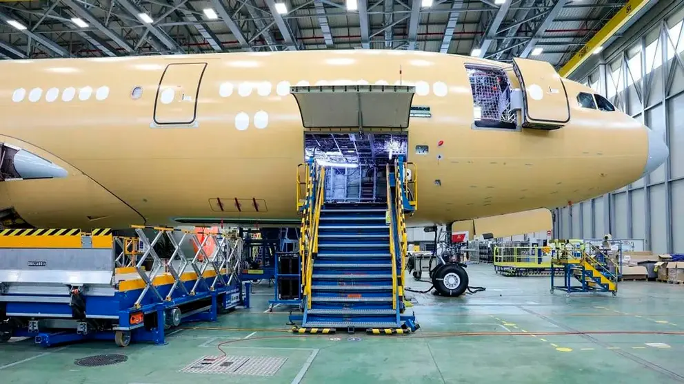 Avi&oacute;n de la Compa&ntilde;&iacute;a Airbus en una planta