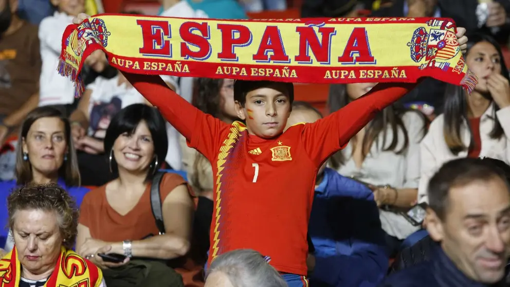 Un ni&ntilde;o con la bufande de Espa&ntilde;a | EP