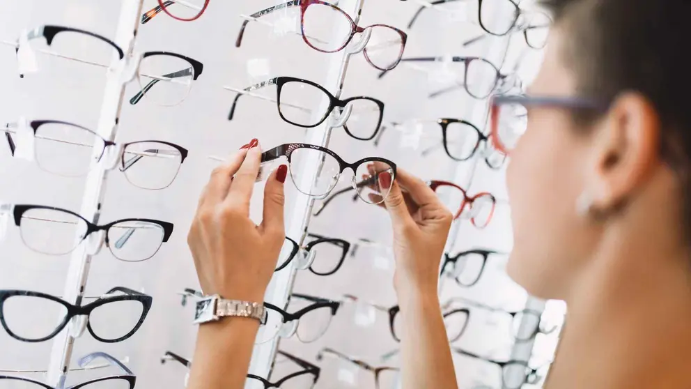 Una mujer en una &oacute;ptica