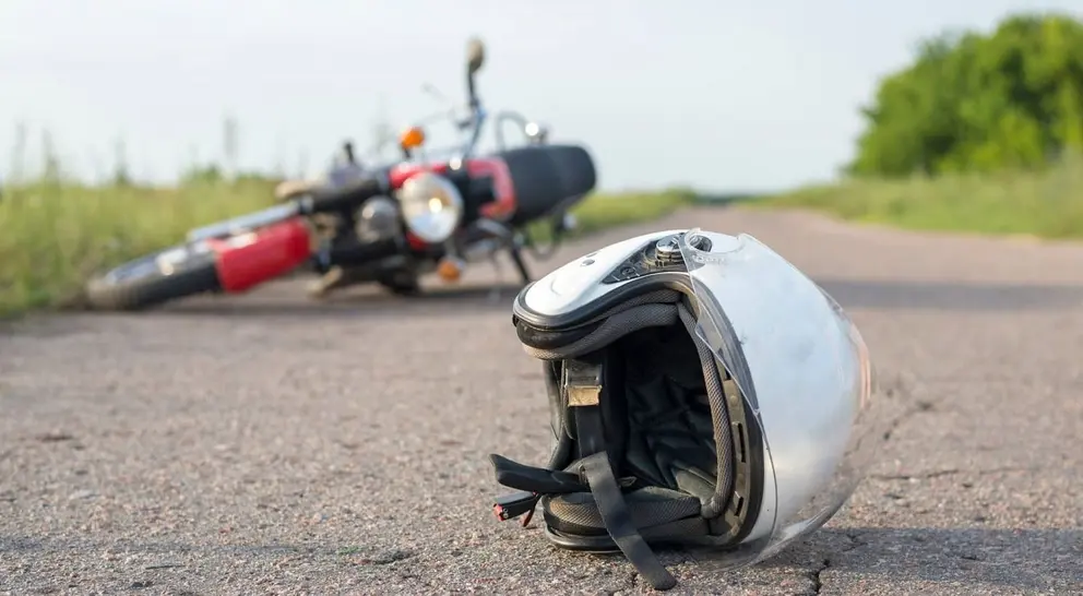 Muere un motorista despu&eacute;s de colisionar contra un microb&uacute;s en Moj&aacute;car