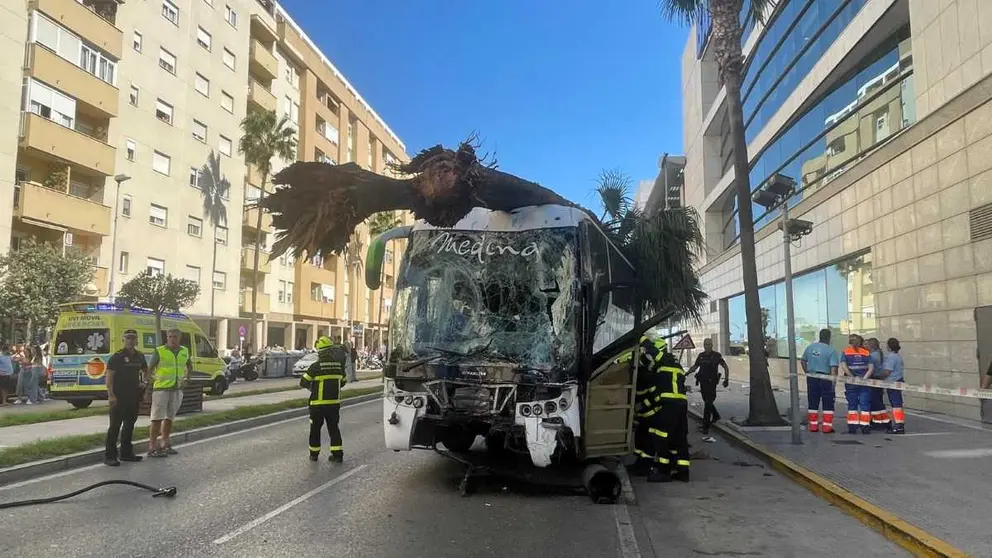 Autob&uacute;s accidentado en C&aacute;diz