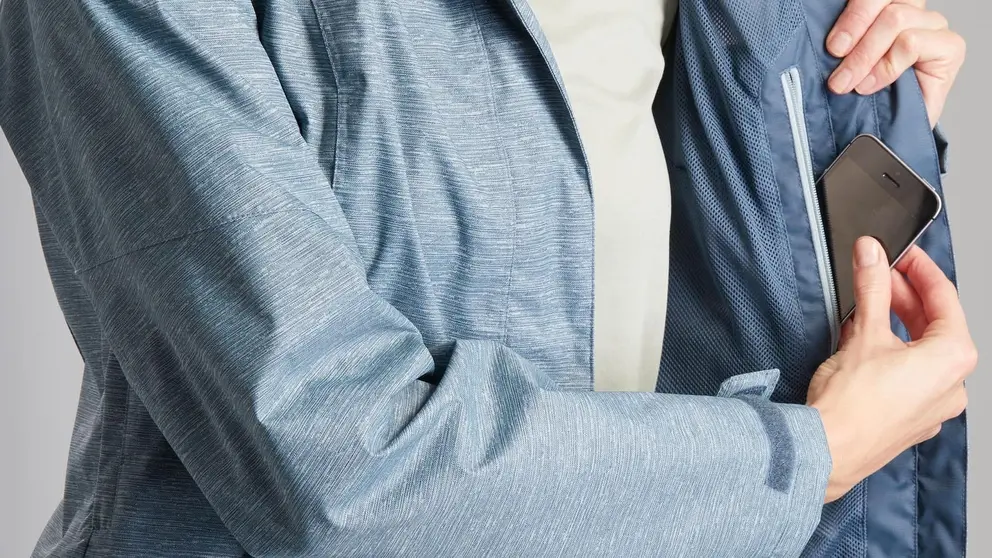 La chaqueta de Decathlon que no tiene miedo a la lluvia y la tienen en gris, negro, rojo, azul y cedro