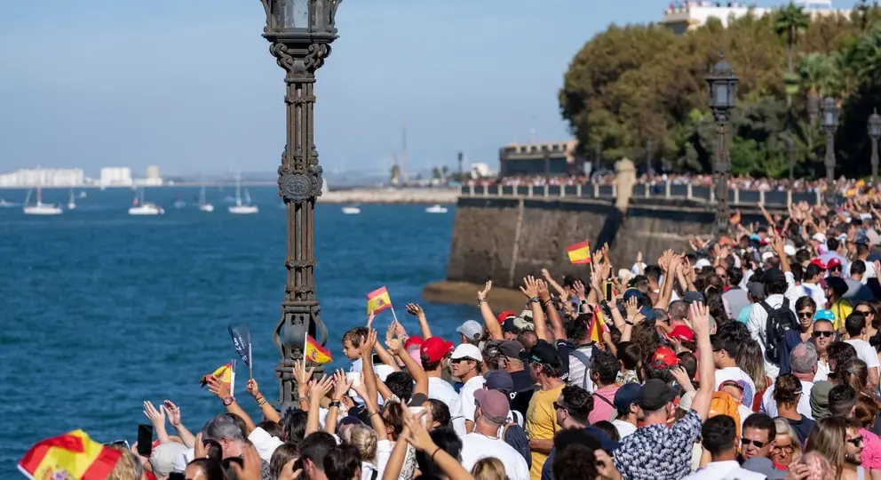 Espectadores siguen las evoluciones de la Sail