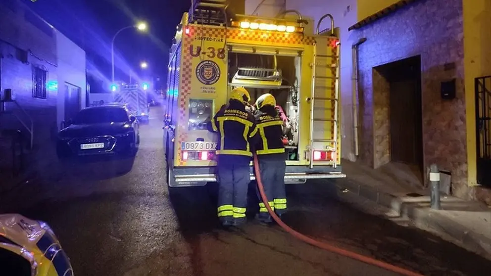 En llamas una casa en C&oacute;rdoba con menores atrapados en su interior