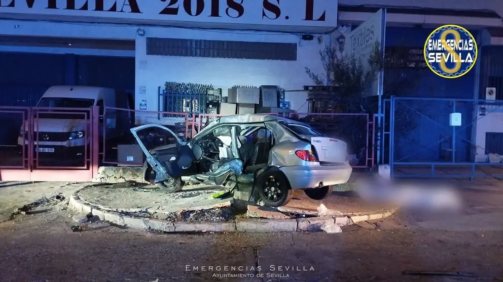 Accidente mortal en Sevilla: Un coche acaba desplazado 30 metros