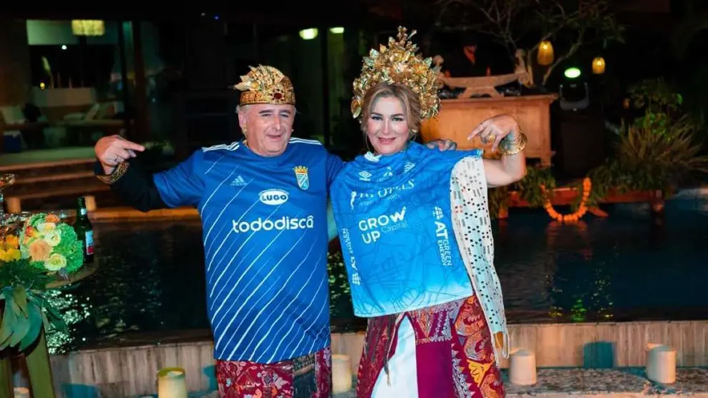 Miguel &Aacute;ngel Mariscal y Mar&iacute;a del Mar Mar&iacute;n con las camisetas del Xerez CD y Xerez Deportivo FC