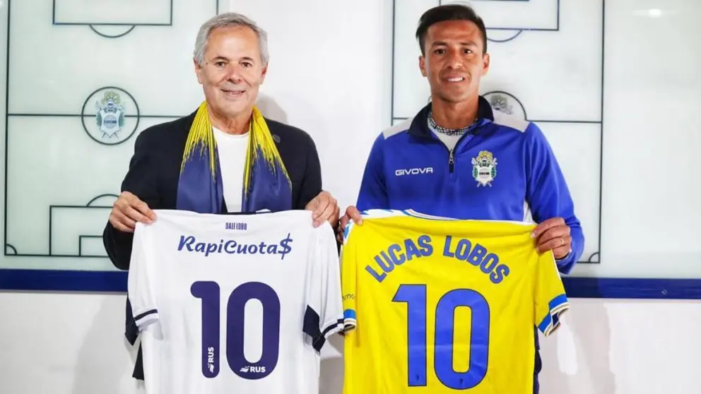 Lucas Lobos posa con las camisetas del C&aacute;diz CF y Gimnasia y Esgrima La Plata | Carlos Alfredo Santos Valle para El MIRA