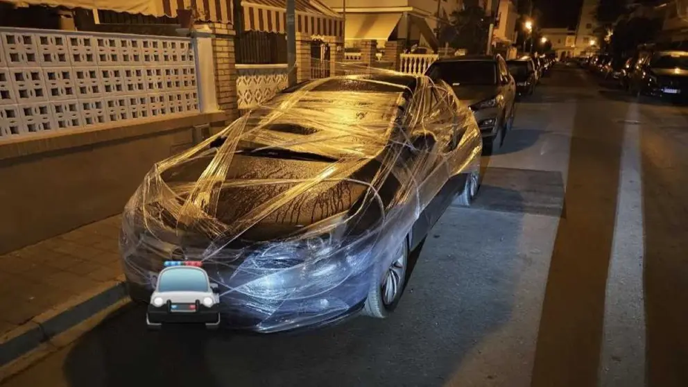 Coche envuelto en papel film en Chipiona