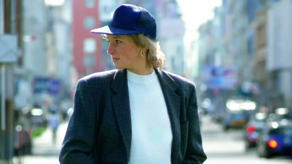 Recreaci&oacute;n del outfit de Diana de Gales