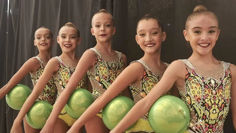 Paula e Isabella las dos gimnastas jerezanas juntos a sus compa&ntilde;eras el Club Chiclana