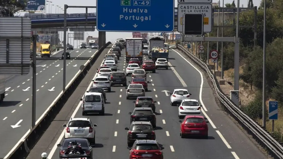 Locura en Sevilla: Camina por el arc&eacute;n de la A-49 en plena hora punta de circulaci&oacute;n