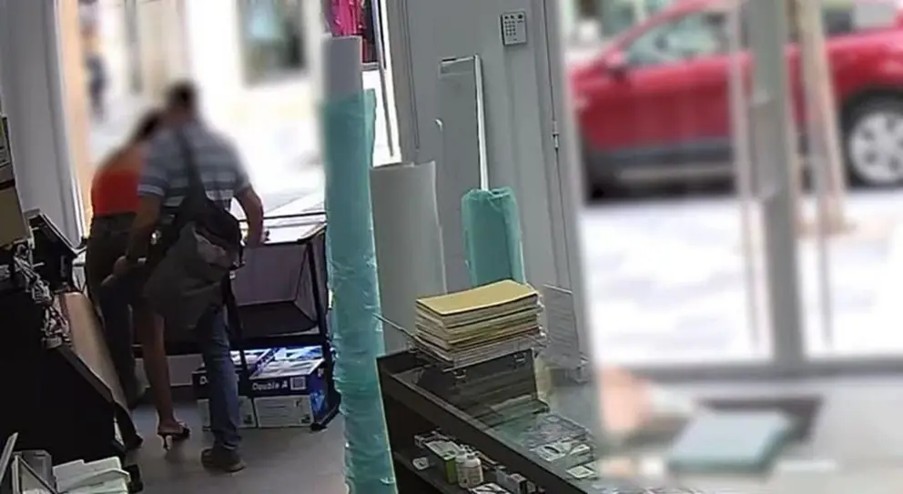 As&iacute; graba bajo la falda a una comerciante con una c&aacute;mara oculta en el pie en Almer&iacute;a