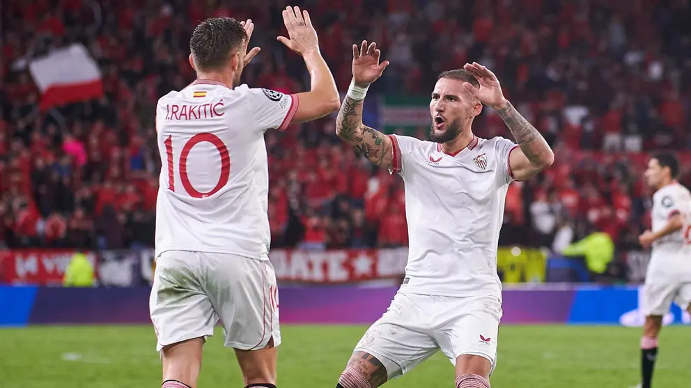 Ivan Rakitic y Nemanja Gudelj celebran el gol del Sevilla FC ante el Arsenal | Salvador L&oacute;pez Medina para El MIRA