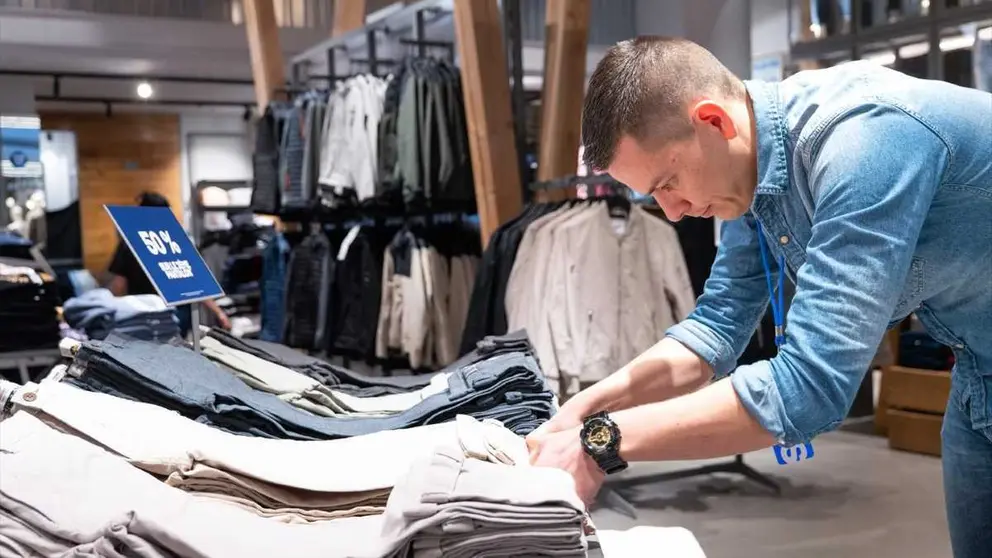 Un vendedor en la tienda de  Jack & Jones