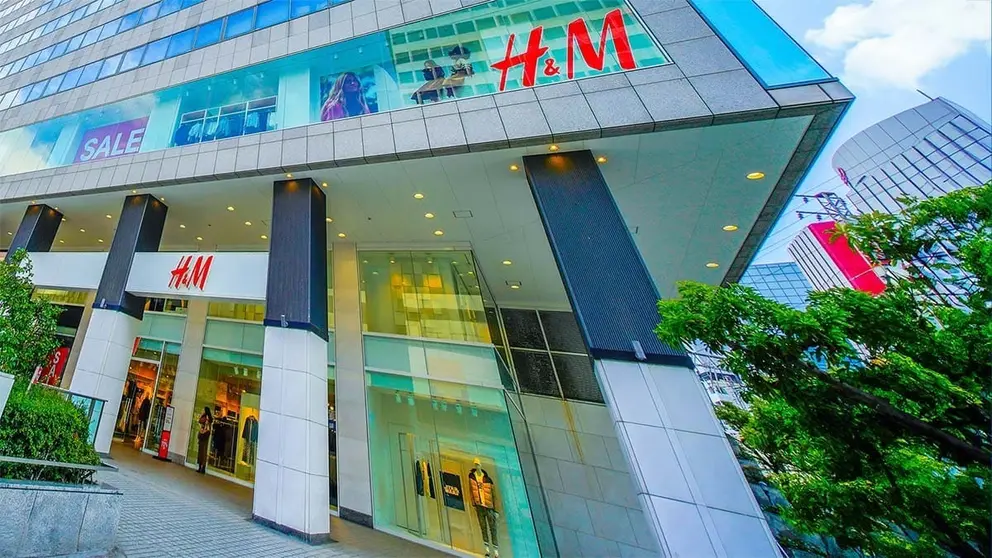 Tienda H&M en rascacielos de Osaka
