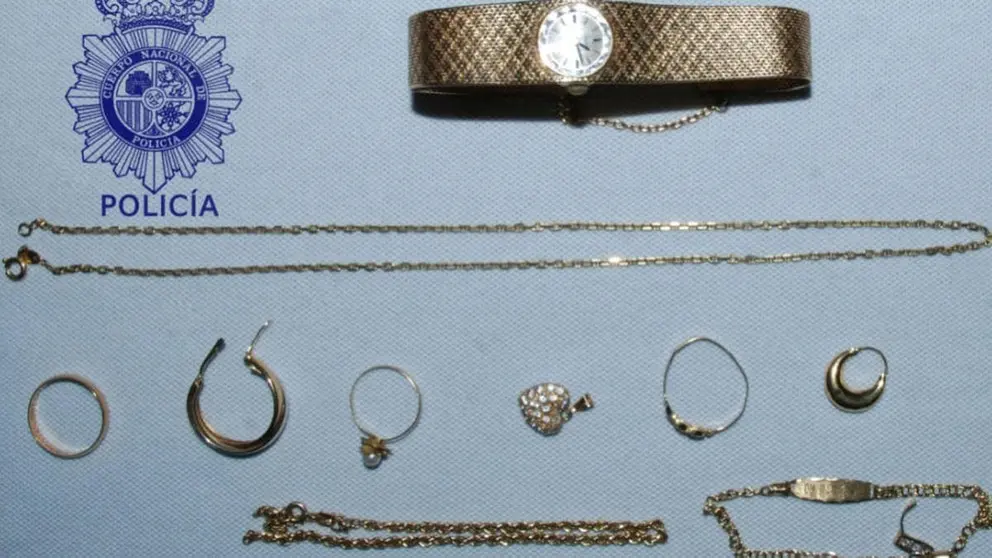 Una empleada de hogar roba joyas, dinero y tarjetas de la casa donde trabaja en C&oacute;rdoba