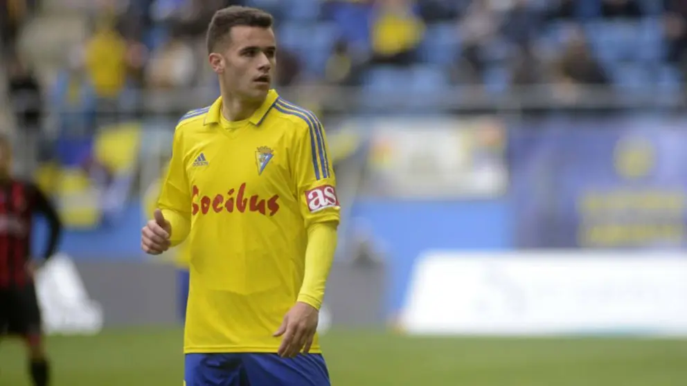 Ager Aketxe con la el&aacute;stica del C&aacute;diz CF