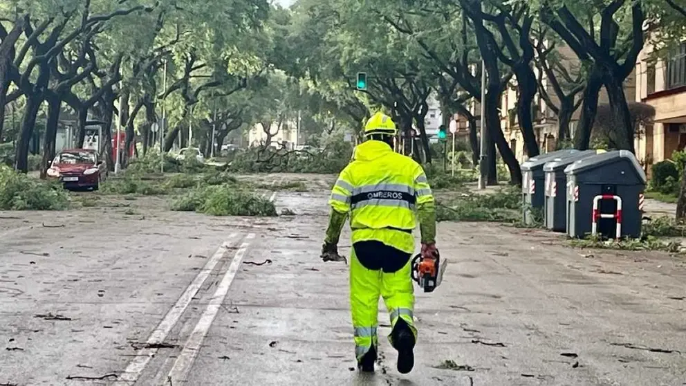 Un bombero en Jerez tras el paso de la borrasca Bernard