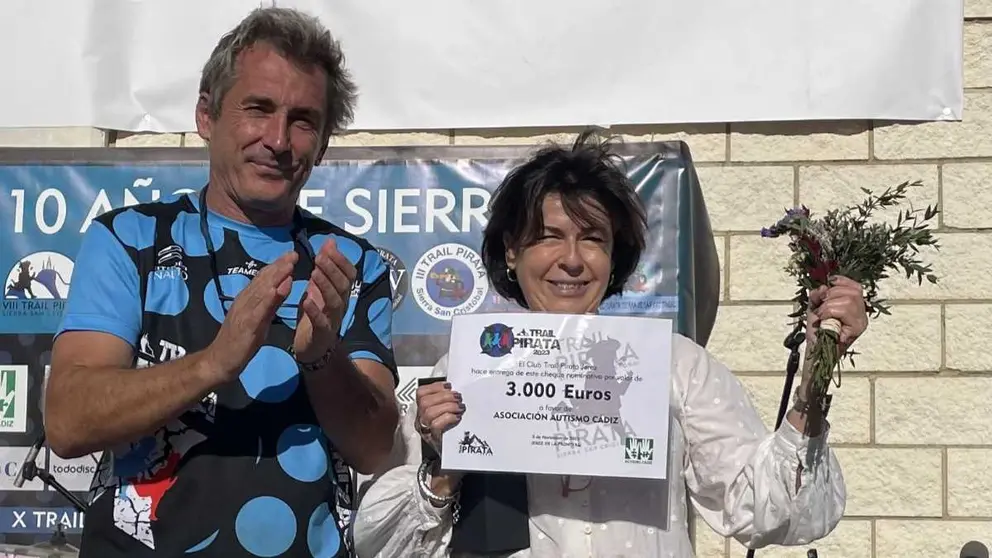 Entrega del donativo en la Trail Pirata a Autismo C&aacute;diz