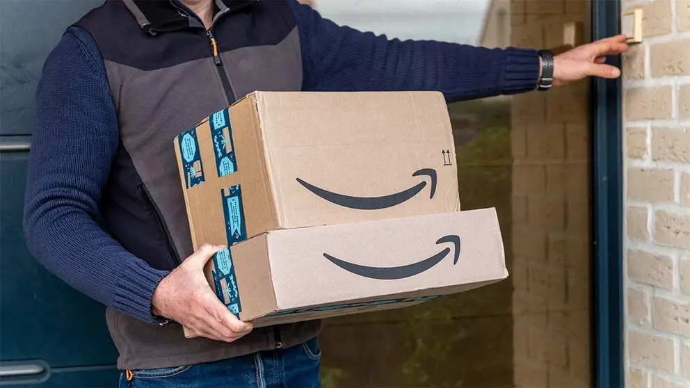 Repartidor de Amazon en entrega de pedido Prime