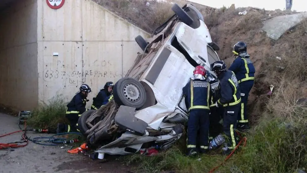 Muere el conductor de una furgoneta tras precipitarse por un barranco a gran altura en Granada
