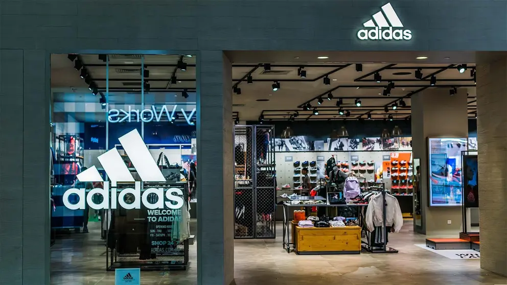 Entrada de una Tienda Adidas en centro comercial