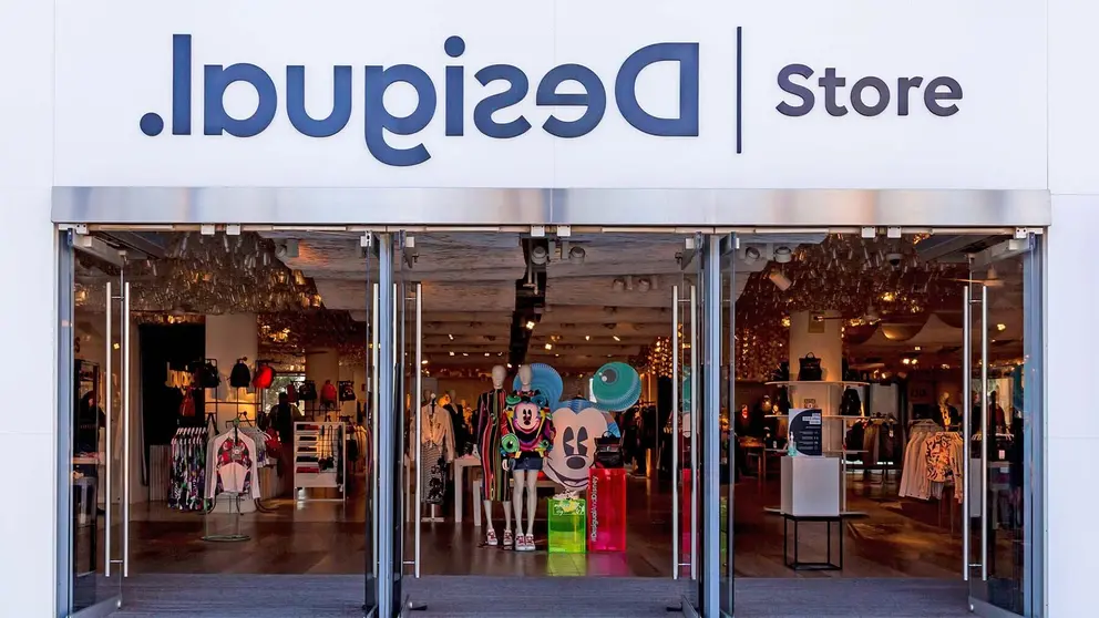 Tienda Desigual en el Paseo del Mare Nostrum, Barcelona - El MIRA