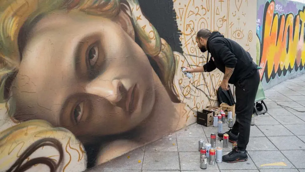 Pol Tattoo haciendo su nuevo grafiti en Jerez | El MIRA