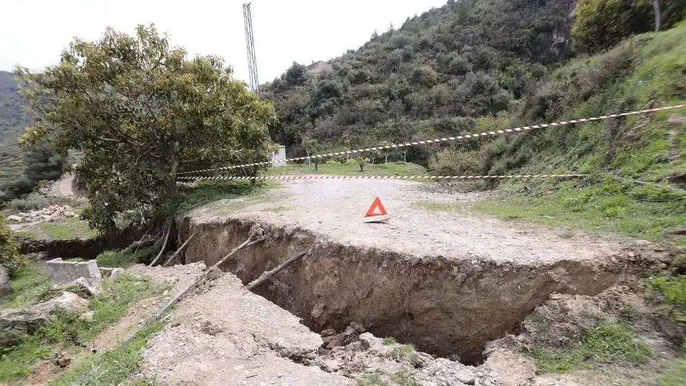 Una chica queda atrapada en un acantilado en Granada