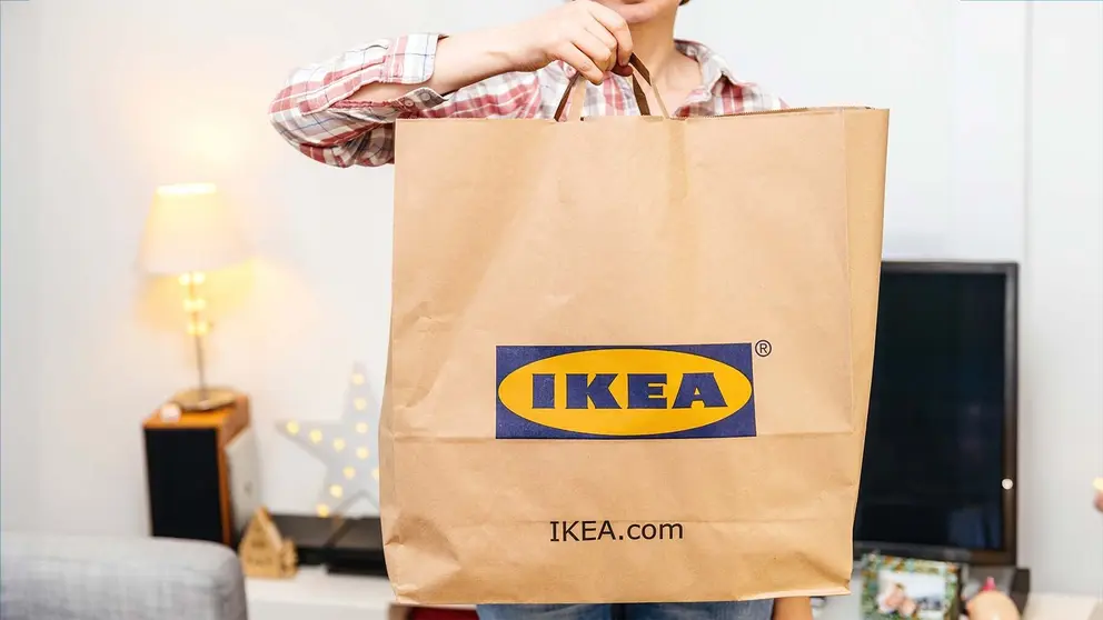 Mostrando la compra realizada en la tienda de muebles y decoraci&oacute;n IKEA en casa (1)