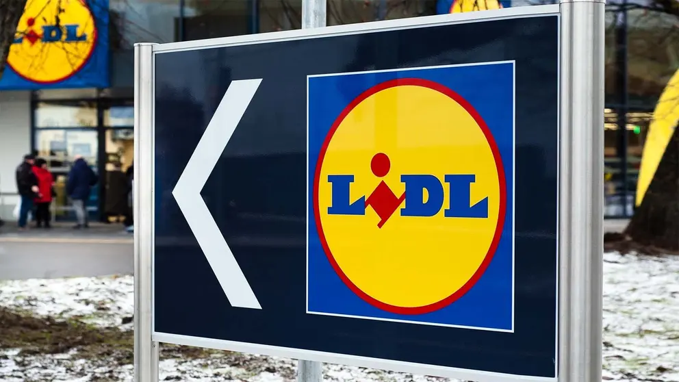 Entrada en la tienda LIDL en invierno