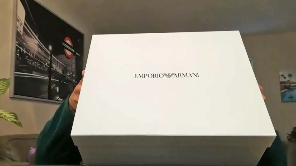 Caja de calzado de moda casual de Emporio Armani