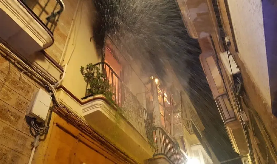 En llamas una vivienda en C&aacute;diz: Una persona salta desde el balc&oacute;n de una primera planta