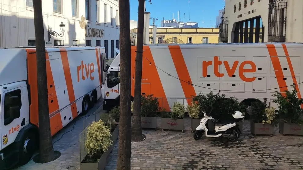 Camiones de RTVE en el Teatro Villamarta | El MIRA