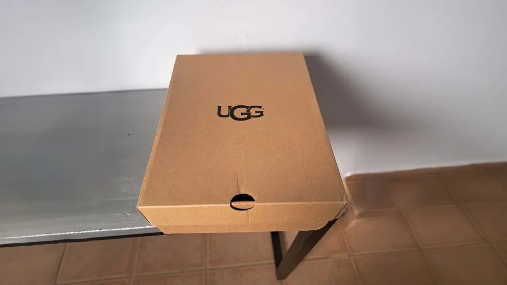 Caja de zapatillas y botas UGG