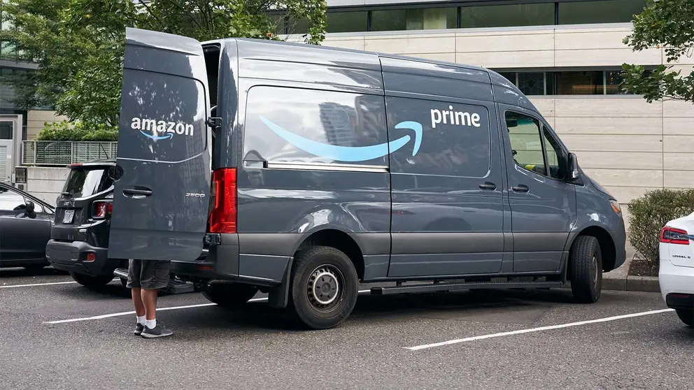 Repartidor de Amazon durante el reparto de pedidos Prime