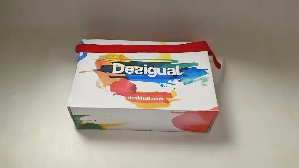 Caja de zapatillas y botas de Desigual