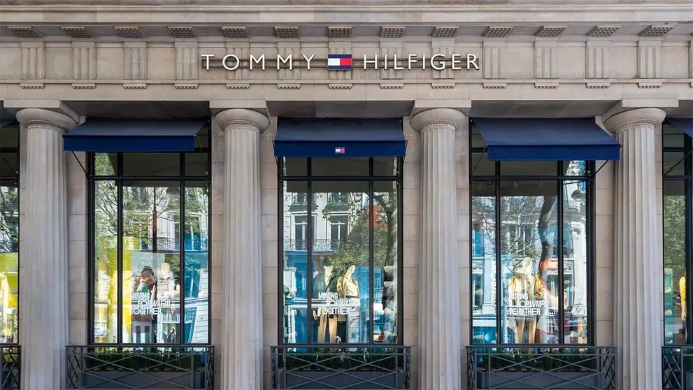 Vista exterior de la tienda insignia de Tommy Hilfiger en el Boulevard des Capucines de Par&iacute;s