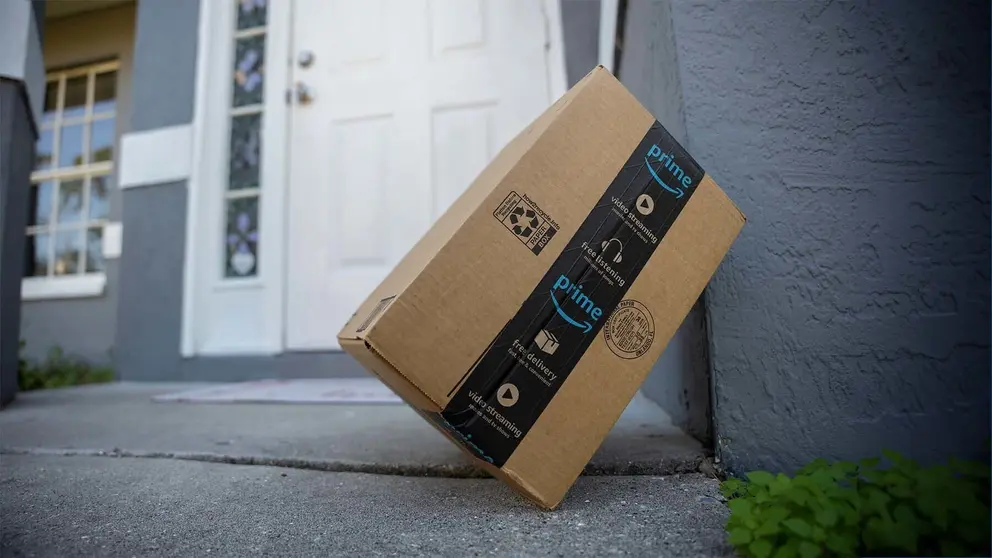 Caja de pedido de Amazon Prime en la puerta de una casa
