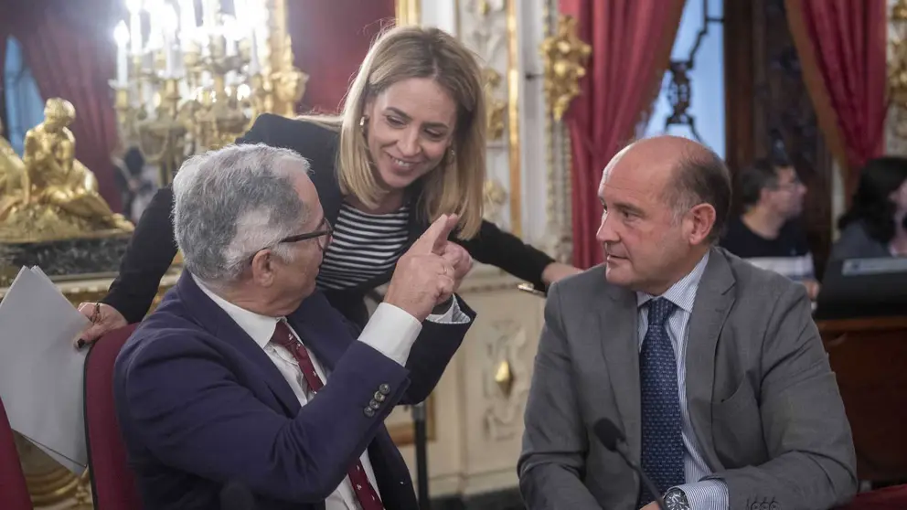 Almudena Martinez con Juancho Ortiz y Jacinto Mu&ntilde;oz antes del pleno de presupuestos